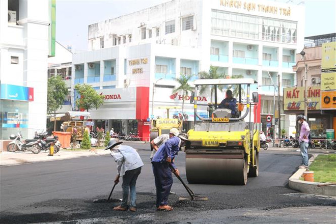 Công trình nâng cấp mở rộng đường Hùng Vương (đoạn từ cầu Long Bình 1 đến Lê Lợi) do Ủy ban Nhân dân thành phố Trà Vinh làm chủ đầu tư. (Ảnh: Thanh Hòa/TTXVN) Đẩy mạnh giải ngân vốn đầu tư công ở một số tỉnh, thành phố phía Nam ảnh 1