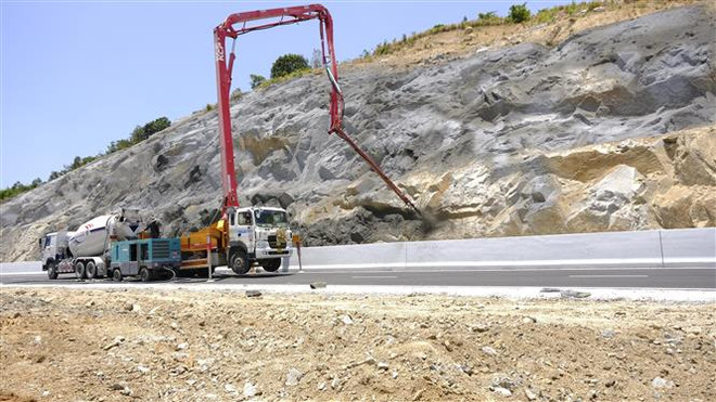 Thi công một dự án thành phần thuộc dự án cao tốc Bắc-Nam phía Đông. (Ảnh: Đặng Tuấn/TTXVN) Bình Định có nguy cơ chậm bàn giao "mặt bằng sạch" cho Cao tốc Bắc-Nam ảnh 1