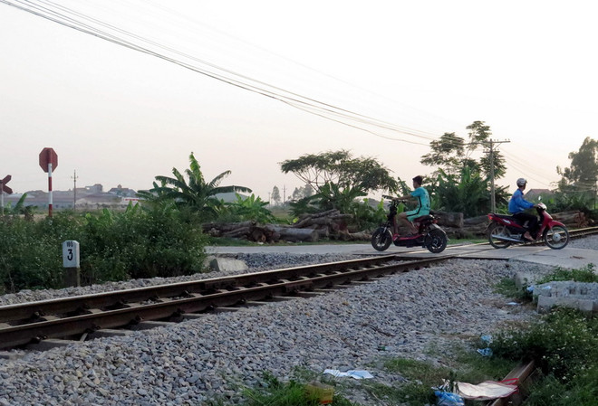 Chở nhau băng qua đường sắt, 2 thanh niên bị tàu hỏa đâm chết ảnh 1