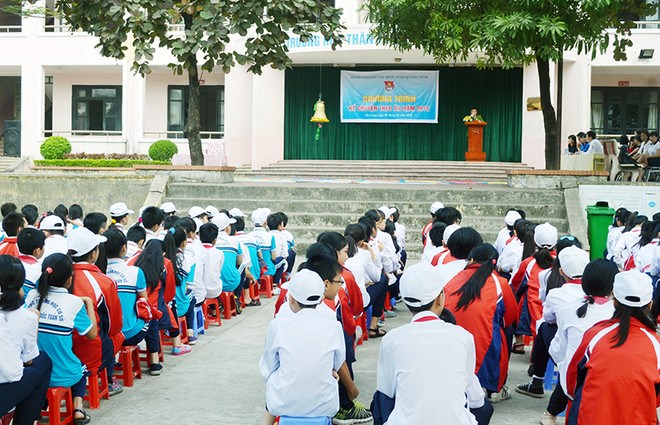 Bộ trưởng Giáo dục biểu dương cô giáo hiến máu cứu trò ngã từ tầng 4 ảnh 1