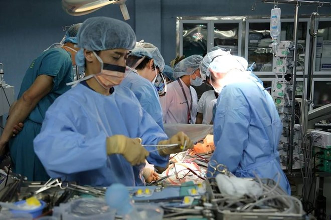 Bộ trưởng Y tế thăm bệnh nhân ghép phổi từ người cho sống đầu tiên ảnh 1