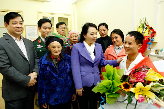 Bộ trưởng Y tế thăm bệnh nhân ghép phổi từ người cho sống đầu tiên ảnh 2