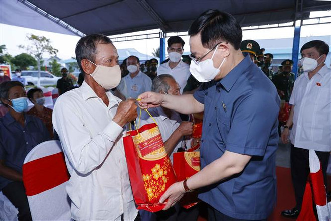 Chủ tịch Quốc hội dự chương trình "Xuân biên phòng ấm lòng dân biển" ảnh 3