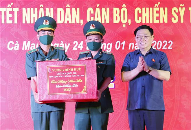 Chủ tịch Quốc hội dự chương trình "Xuân biên phòng ấm lòng dân biển" ảnh 4