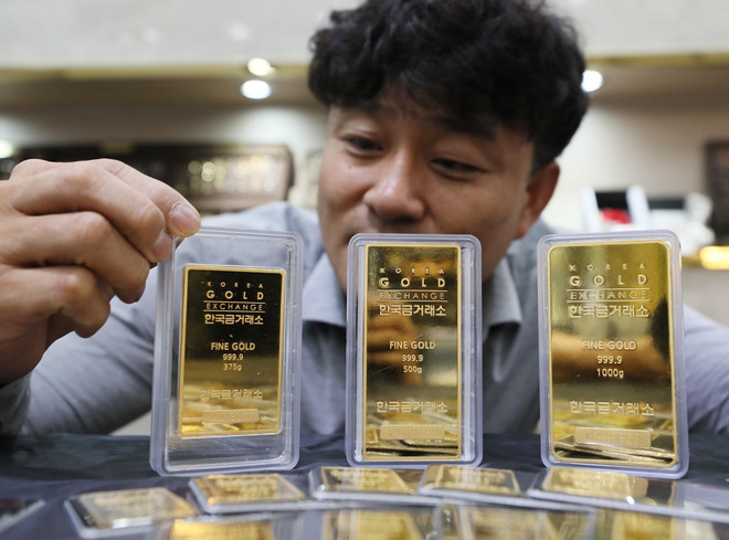 Vàng miếng được trưng bày tại sàn giao dịch ở Seoul, Hàn Quốc. (Nguồn: Yonhap/TTXVN) Giá vàng châu Á vọt lên mức cao nhất trong hơn 6 năm ảnh 1