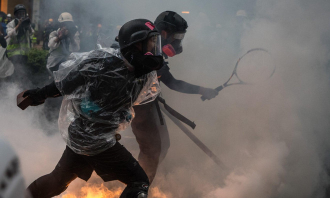 Người biểu tình đụng độ với cảnh sát ở khu Tsuen Wan. (Nguồn: Reuters) Biểu tình ở Hong Kong biến thành bạo lực, nhiều cảnh sát bị thương ảnh 1