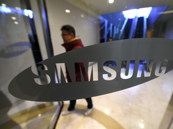 Logo của hãng Samsung tại trụ sở ở thủ đô Seoul ngày 29/11. (Nguồn: AFP/TTXVN) Samsung lên kế hoạch tăng cổ tức và cân nhắc tái cơ cấu ảnh 1