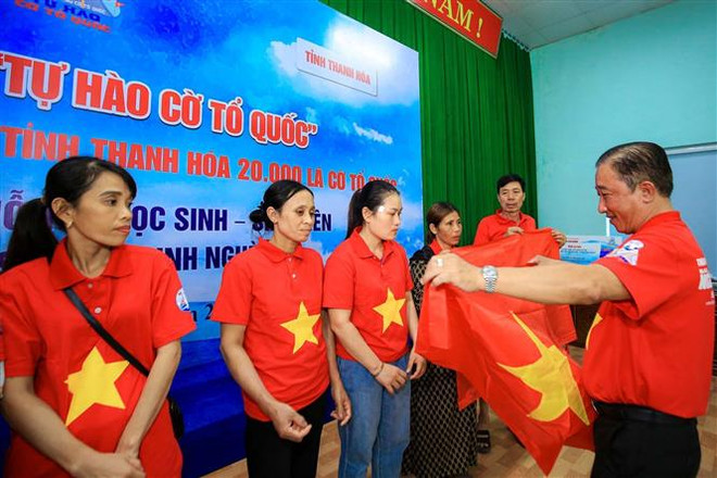 Trao tặng 20.000 cờ Tổ quốc cho cán bộ, chiến sỹ và nhân dân Thanh Hóa ảnh 1