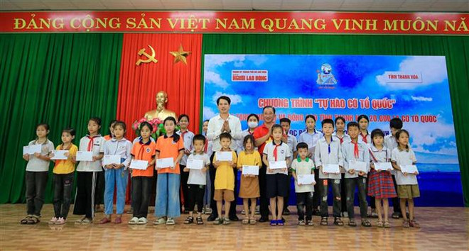 Trao tặng 20.000 cờ Tổ quốc cho cán bộ, chiến sỹ và nhân dân Thanh Hóa ảnh 2