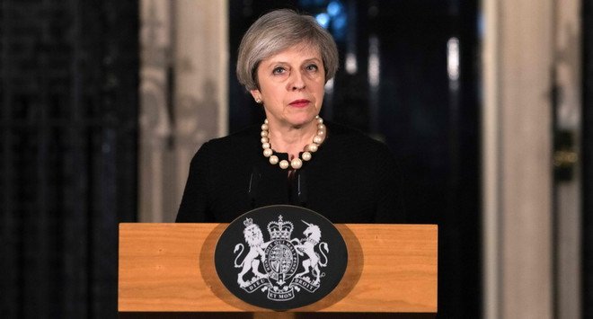 Thủ tướng Anh chỉ cách điểm xảy ra vụ tấn công chết chóc khoảng 30m ảnh 1