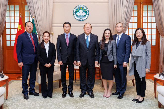 Trưởng Đặc khu hành chính Macau Hạ Nhất Thành và Tổng lãnh sự Phạm Bình Đàm cùng các đại biểu. (Ảnh do Tổng lãnh sự quán Việt Nam tại Hong Kong cung cấp) Mở rộng cơ hội cho người lao động Việt Nam làm việc tại Macau ảnh 3
