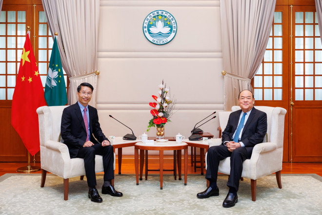 Trưởng Đặc khu hành chính Macau Hạ Nhất Thành (phải) tiếp Tổng lãnh sự Việt Nam tại Hong Kong và Macau Phạm Bình Đàm. (Ảnh do Tổng lãnh sự quán Việt Nam tại Hong Kong cung cấp) Mở rộng cơ hội cho người lao động Việt Nam làm việc tại Macau ảnh 1