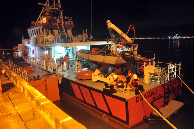 Tàu SAR 412 cập cảng Danang MRCC, đưa 13 thuyền viên vào bờ an toàn. (Ảnh: Xuân Nguyên/TTXVN) Cứu nạn 13 thuyền viên tàu cá bị "tàu lạ" đâm chìm trên biển ảnh 2