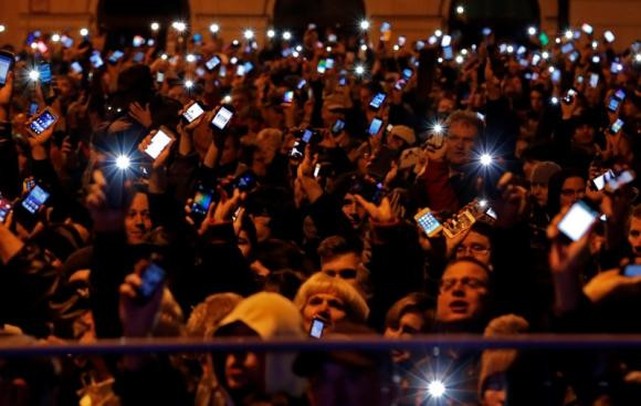 Người biểu tình phản đối đánh thuế Internet ở Budapest, ngày 26/10. (Nguồn: Reuters) Hơn 10.000 người Hungary phản đối đề xuất áp thuế Internet ảnh 1