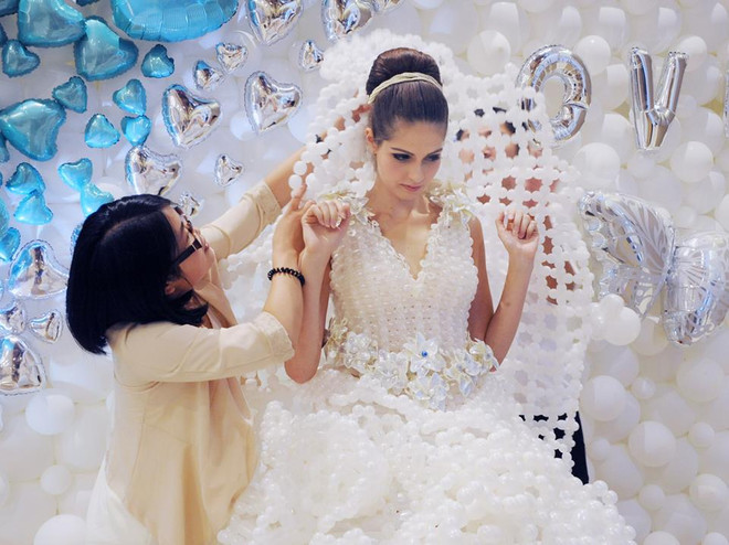 [Photo] Mê mẩn chiếc váy cưới tinh khôi làm từ 2.000 quả bóng bay ảnh 2
