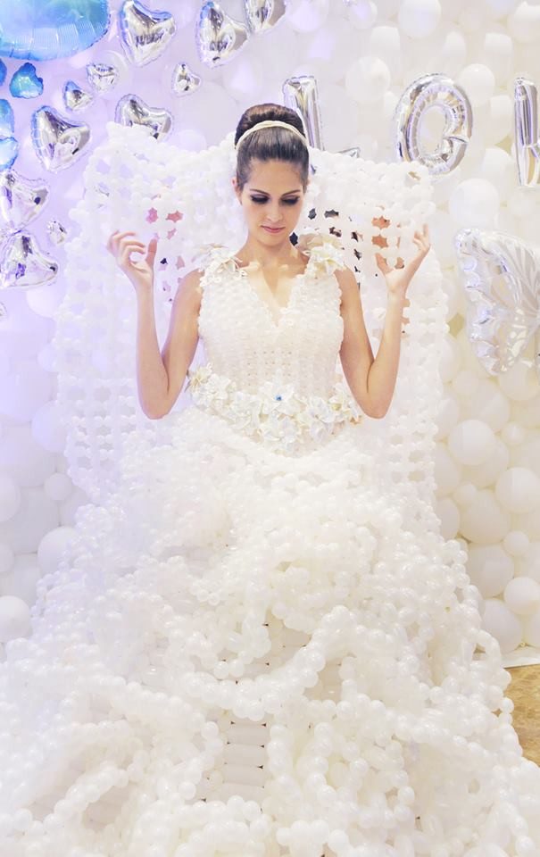 [Photo] Mê mẩn chiếc váy cưới tinh khôi làm từ 2.000 quả bóng bay ảnh 1