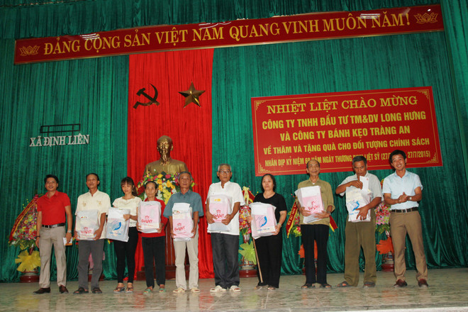 Đại Việt và Tràng An trao tặng 600 phần quà nhân ngày 27/7 ảnh 4