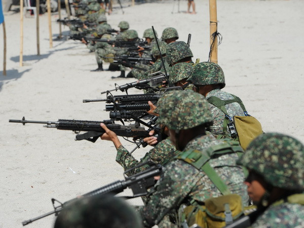Binh sỹ Philippines tham gia cuộc tập trận. (Nguồn: AFP/TTXVN) Trung Quốc sẽ tặng Philippines khối vũ khí trị giá hơn 14 triệu USD ảnh 1