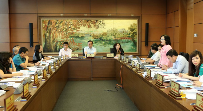 Đoàn đại biểu Quốc hội Thành phố Hà Nội thảo luận tại tổ. (Ảnh: Phương Hoa/TTXVN) Quan tâm đầu tư công đến an sinh xã hội, bảo vệ môi trường ảnh 1
