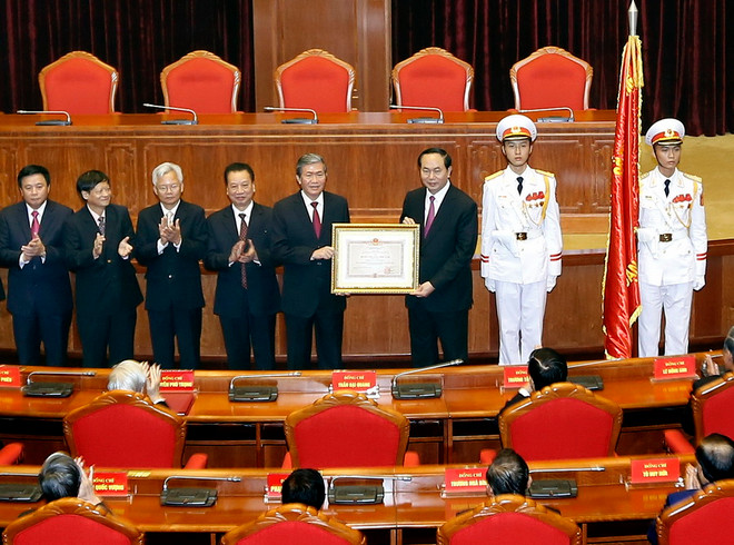 Chủ tịch nước Trần Đại Quang trao tặng Huân chương Độc Lập hạng Nhất cho Hội đồng Lý luận Trung ương. (Ảnh : An Đăng/TTXVN) Tổng Bí thư: Kiên quyết đấu tranh bảo vệ hệ tư tưởng của Đảng ảnh 2