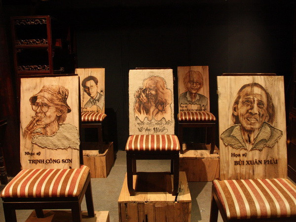 Chùm ảnh triển lãm mỹ thuật mừng Đà Lạt 120 tuổi ảnh 1