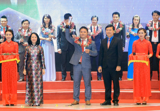 Trao danh hiệu 100 doanh nhân trẻ khởi nghiệp xuất sắc năm 2016 ảnh 1