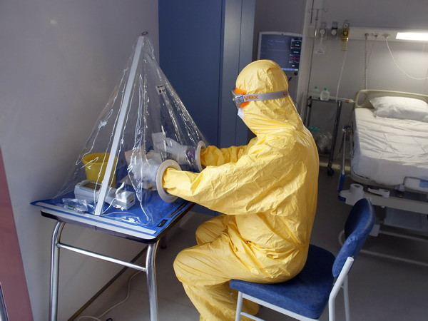 Pháp thử nghiệm một loại biệt dược đối với nữ y tá nhiễm Ebola ảnh 1
