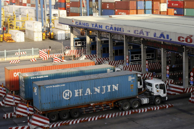 Bức xúc tình trạng xe container chở hàng quá tải ở TP.HCM ảnh 1