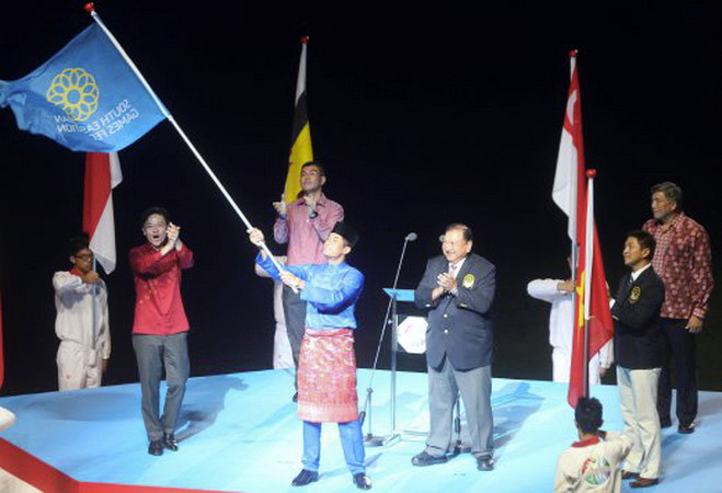 Bộ trưởng Malaysia nhận cờ đăng cai tổ chức SEA Games 2017 ảnh 1