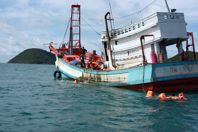 Cứu nạn thành công tàu cá Quảng Ngãi cùng 6 ngư dân bị nạn trên biển ảnh 1