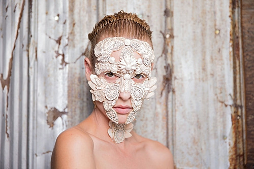 "Lạ đời" người mẫu của Givenchy rũ phấn đeo mặt nạ lên sàn diễn ảnh 9