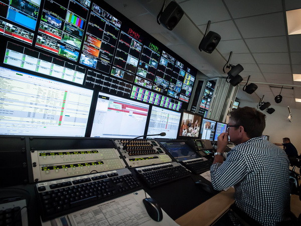 Nhiều đài phát thanh Pháp tẩy chay việc hạn chế ca khúc nước ngoài ảnh 1