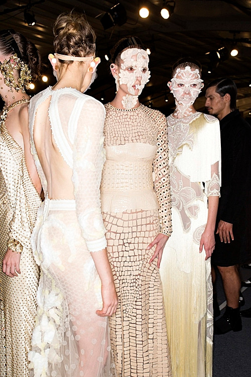 "Lạ đời" người mẫu của Givenchy rũ phấn đeo mặt nạ lên sàn diễn ảnh 1