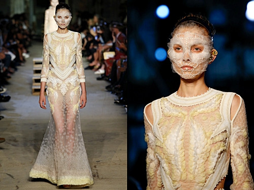 "Lạ đời" người mẫu của Givenchy rũ phấn đeo mặt nạ lên sàn diễn ảnh 4