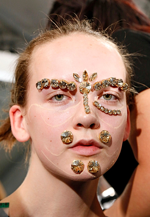 "Lạ đời" người mẫu của Givenchy rũ phấn đeo mặt nạ lên sàn diễn ảnh 11