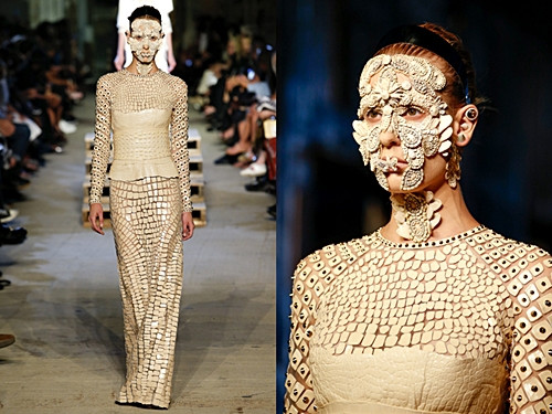 "Lạ đời" người mẫu của Givenchy rũ phấn đeo mặt nạ lên sàn diễn ảnh 3