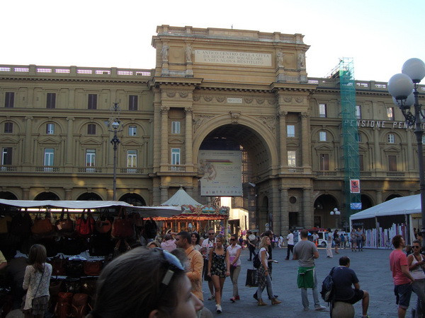 Niềm tin của người tiêu dùng Italy cao nhất trong 13 năm qua ảnh 1