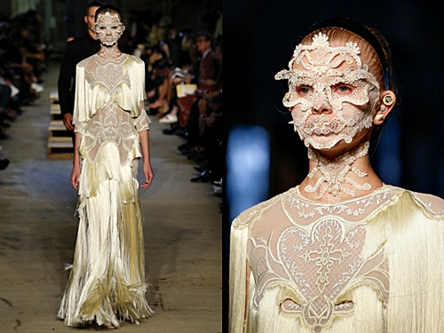 "Lạ đời" người mẫu của Givenchy rũ phấn đeo mặt nạ lên sàn diễn ảnh 5