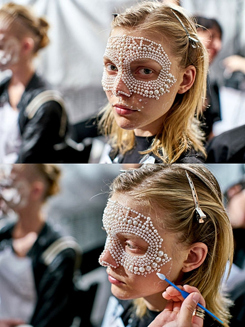 "Lạ đời" người mẫu của Givenchy rũ phấn đeo mặt nạ lên sàn diễn ảnh 7