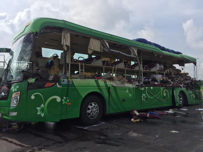 Xe khách đâm xe đầu kéo khiến 5 người chết, 6 người bị thương ảnh 1