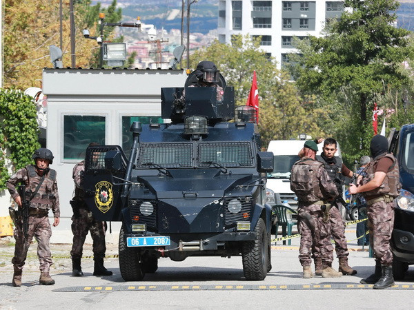 Hai kẻ khủng bố tự sát sau khi cảnh sát Thổ Nhĩ Kỳ kêu gọi đầu hàng ảnh 1