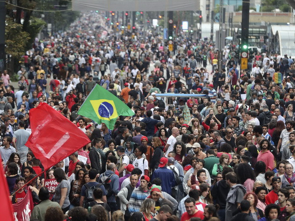 Người dân Brazil biểu tình lớn trên toàn quốc phản đối chính phủ ảnh 1