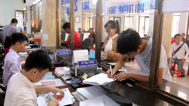 Người dân đến giải quyết giấy tờ để đi xin việc làm mới từ sáng sớm ở văn phòng hành chính công tại thị xã Thuận An, Bình Dương. Ảnh minh họa. (Ảnh: Huyền Trang/TTXVN) Kiên quyết loại bỏ những “công bộc” biến chất, nhũng nhiễu ảnh 1