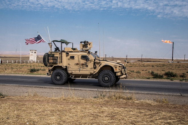 Lực lượng Mỹ tuần tra các mỏ dầu ở miền Đông Syria hồi tháng 10/2019. (Nguồn: navytimes.com) Tấn công bằng rocket nhằm vào căn cứ quân sự Mỹ tại Syria ảnh 1