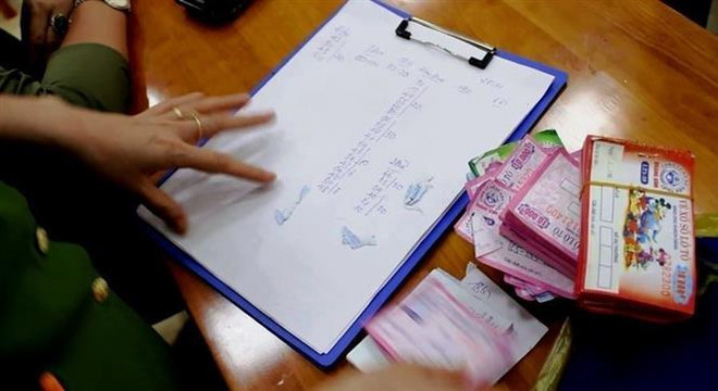 Tang vật, tài liệu liên quan đến hoạt động đánh bạc. (Ảnh: TTXVN phát) Quảng Bình: Triệu tập gần 100 người liên quan ổ nhóm đánh bạc ảnh 2