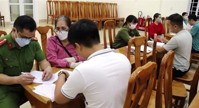 Cơ quan Công an thành phố Đồng Hới (Quảng Bình) đấu tranh, làm rõ và xử lý theo quy định các đối tượng có liên quan. (Ảnh: TTXVN phát) Quảng Bình: Triệu tập gần 100 người liên quan ổ nhóm đánh bạc ảnh 1