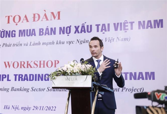 Ông Johannes Raschke, chuyên gia IFC-WB chia sẻ về rào cản gia nhập thị trường mua bán nợ tại Việt Nam. (Ảnh: Trần Việt/TTXVN) Phó Thống đốc NHNN: Thị trường mua bán nợ tại Việt Nam còn sơ khai ảnh 3