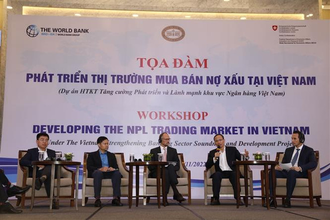 Các chuyên gia, đại diện cơ quan chức năng tham luận về thách thức và đề xuất giải pháp đối với sự phát triển thị trường mua bán nợ xấu. (Ảnh: Trần Việt/TTXVN) Phó Thống đốc NHNN: Thị trường mua bán nợ tại Việt Nam còn sơ khai ảnh 4