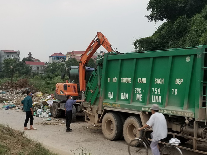 Xử lý dứt điểm khu vực tập kết rác ở đê tả sông Hồng qua thôn Hạ Lôi ảnh 1
