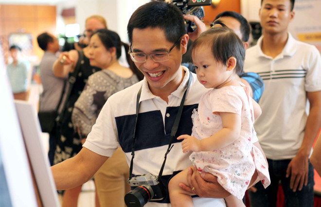 Ấn tượng với triển lãm ảnh “Những ông bố Việt Nam” ảnh 5